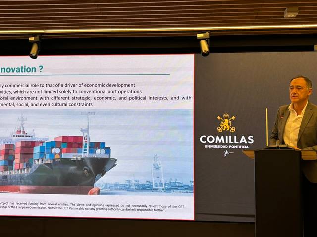 Un ponente presenta un tema sobre innovación en el ámbito portuario frente a una diapositiva con gráficos y un buque de carga.
