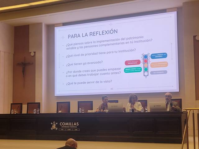Una presentación en una conferencia sobre la implementación del patrimonio estable y las pensiones complementarias en instituciones.