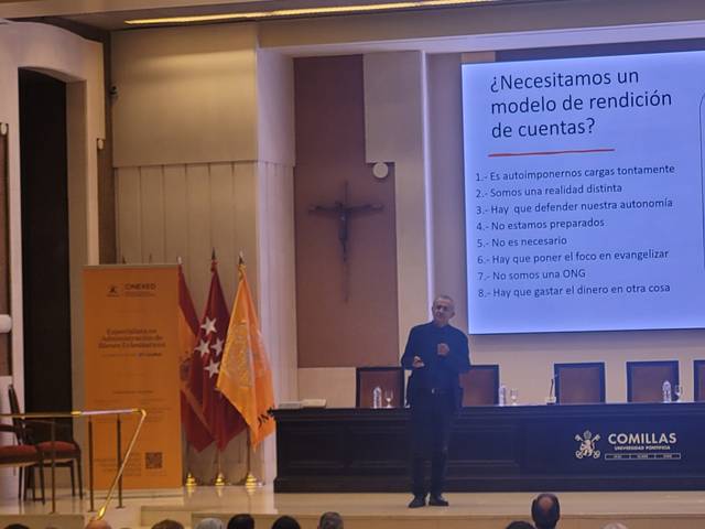 Un ponente presenta un modelo de rendición de cuentas en un evento.