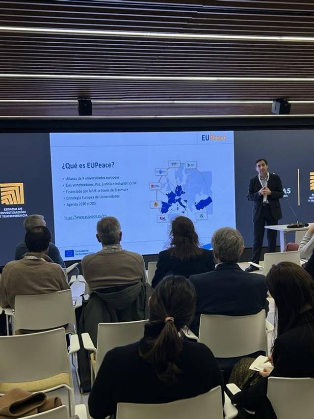 Una presentación sobre el programa EUPeace con un mapa de Europa de fondo.