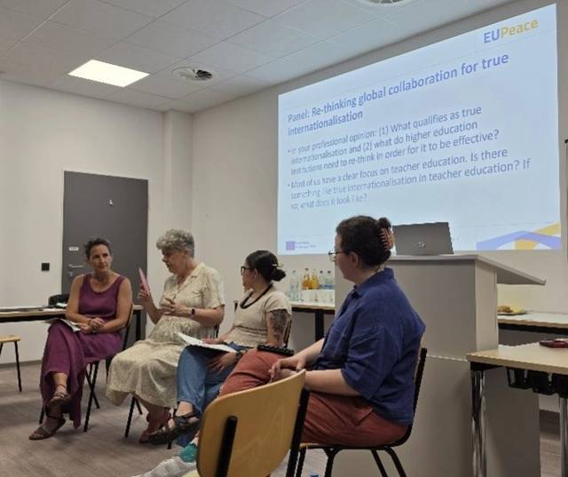 Una mesa redonda con cuatro mujeres discutiendo sobre la internacionalización en la educación superior.