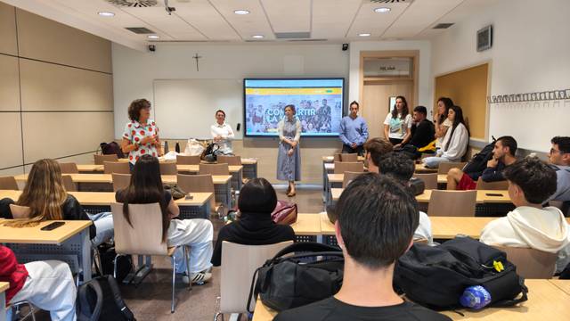 Un grupo de estudiantes asiste a una presentación en un aula moderna.