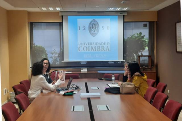 Una reunión en una sala con representantes de la Universidad de Coimbra.