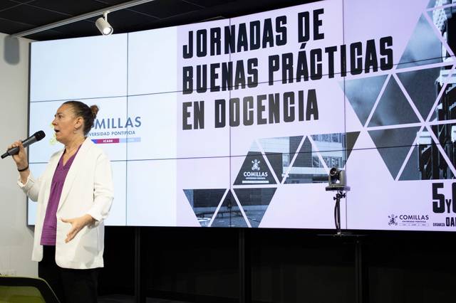 A woman presenting at a conference titled 'Jornadas de Buenas Prácticas en Docencia' at Comillas University, standing beside a microphone with projected presentations in the background.