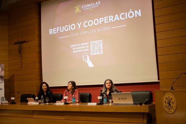 Three women participating in a panel discussion at a 'Refugio y Cooperación' event organized by Club Comillas Alumni.