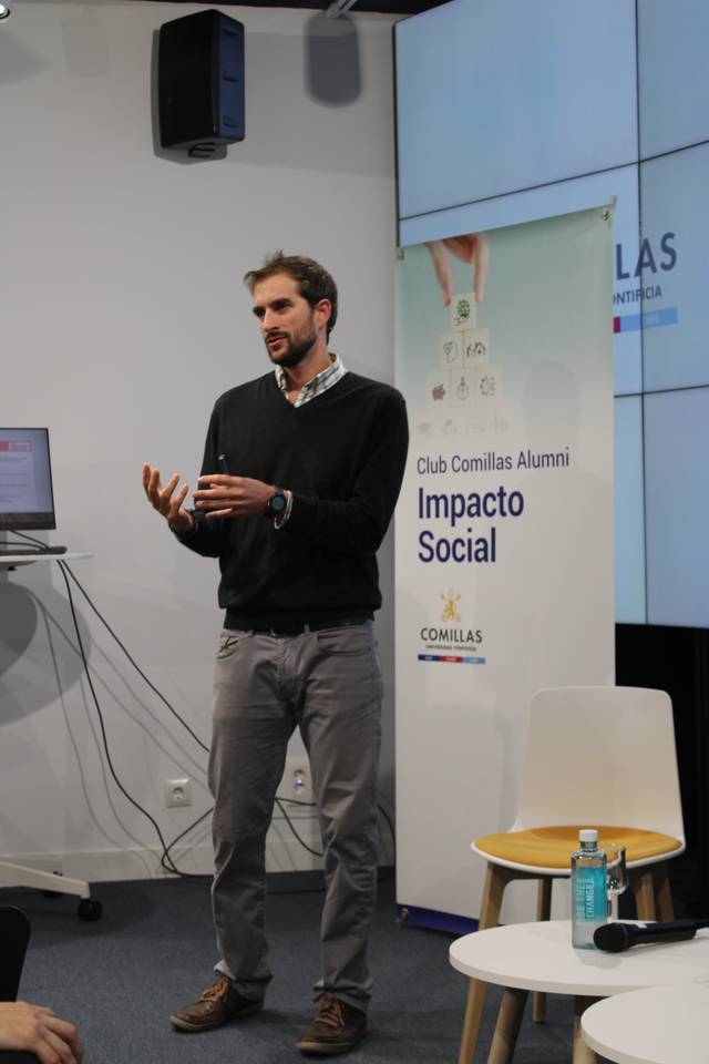 A man speaking at a social impact event hosted by Club Comillas Alumni.