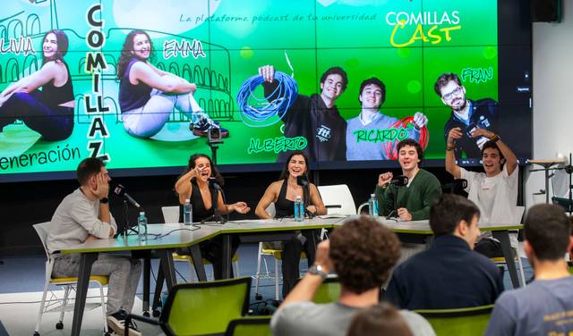 Jóvenes participan en un panel de discusión en una sala con un fondo decorado con gráficos y logos.