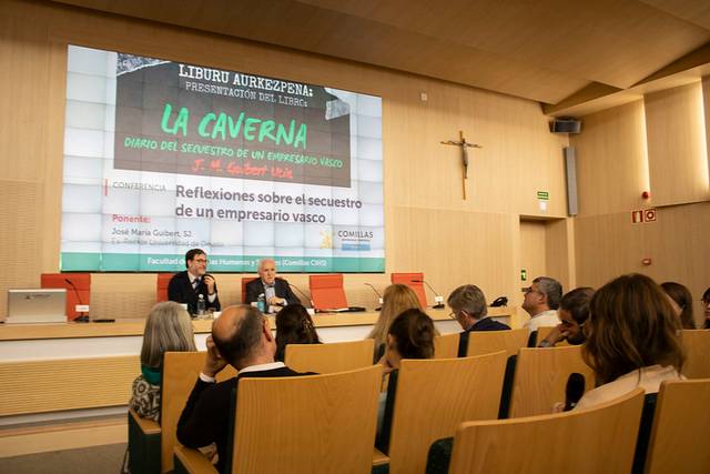 Auditorio con personas atendiendo un evento de presentación de libro sobre el secuestro de un empresario vasco.