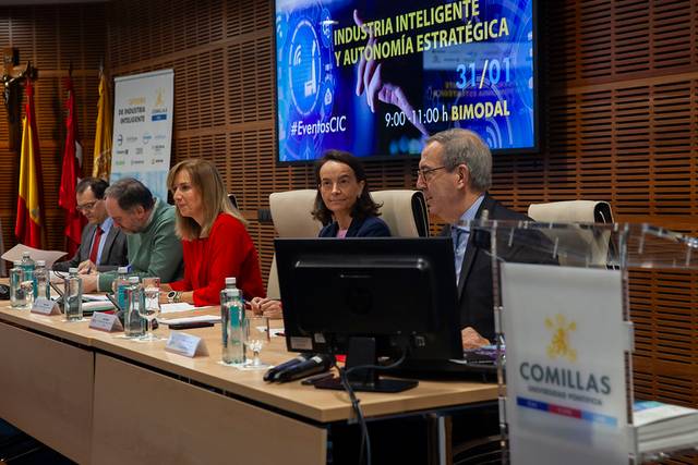 La imagen muestra una mesa de conferencias con varios ponentes durante un evento sobre industria y autonomía estratégica.