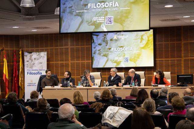 Un grupo de ponentes discute sobre filosofía en un evento académico con una audiencia atenta.
