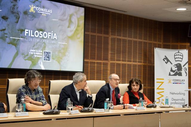 Un panel de discusión sobre filosofía en un evento académico.