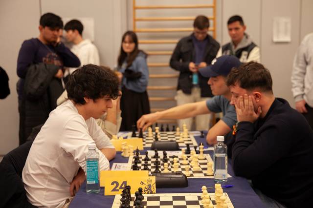 Dos jugadores están compitiendo en una partida de ajedrez en un torneo.