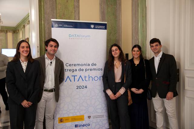 Un grupo de jóvenes posando en un evento relacionado con la entrega de premios de un concurso de datos.