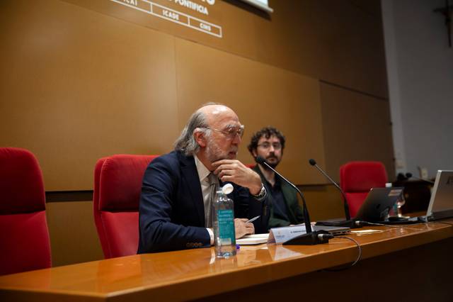 Una conferencia con dos ponentes en un ambiente académico.