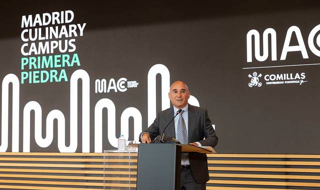 Un hombre en un escenario presenta el evento de la primera piedra del Madrid Culinary Campus.