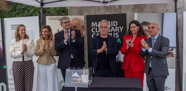 Un grupo de personas aplaudiendo durante un evento en Madrid relacionado con la gastronomía.