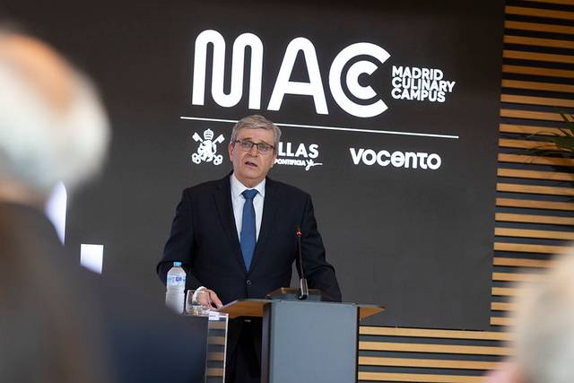 Un orador se presenta en un evento relacionado con el Madrid Culinary Campus.