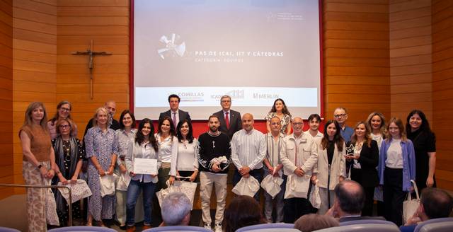 Un grupo de personas posando en un evento formal con un fondo decorado.