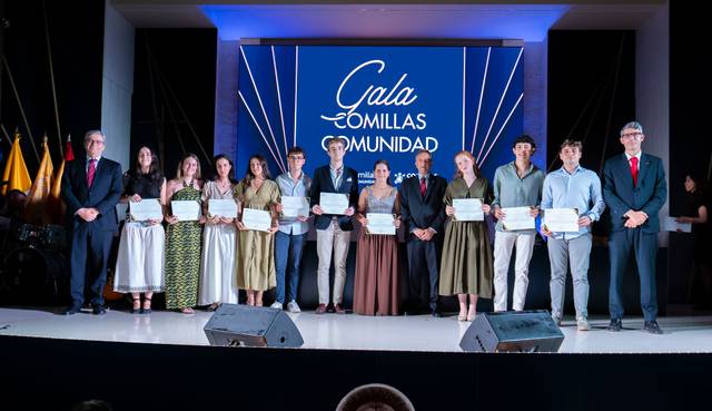 Una ceremonia de entrega de certificados con los participantes en un escenario iluminado.