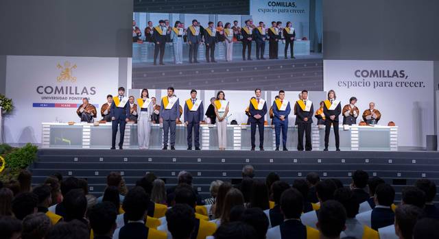 Ceremonia de graduación en la Universidad Pontificia Comillas con estudiantes en el escenario.