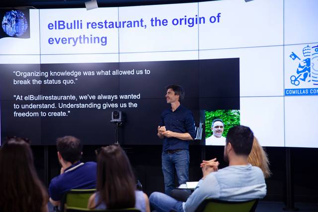 Un presentador habla sobre el restaurante elBulli y su filosofía en un evento educativo.