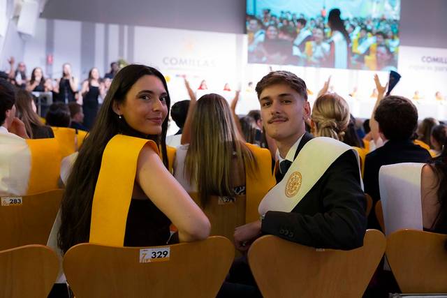 Un grupo de estudiantes celebra su graduación en un evento festivo.