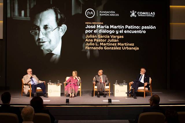Una mesa redonda con cuatro ponentes discutiendo sobre José María Martín Patino en un auditorio.