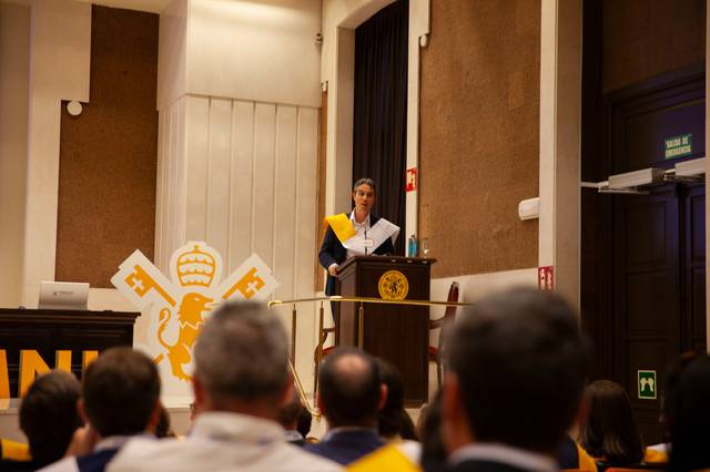  una persona está hablando en un podio durante un evento formal.