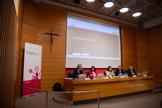 Una mesa de conferencias con varios ponentes en la Facultad de Derecho.