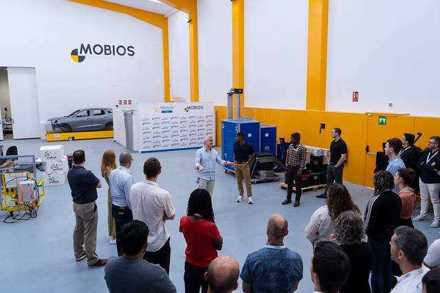 Un grupo de personas escucha a un orador en un taller sobre tecnología en un espacio de trabajo moderno.
