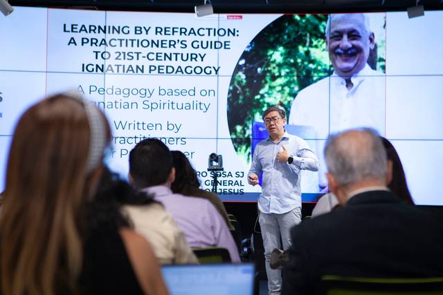 Una presentación sobre pedagogía ignaciana en un evento educativo.