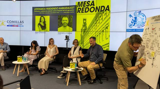 Una mesa redonda con varios ponentes discutiendo sobre la pérdida de habilidades en un evento de Comillas.