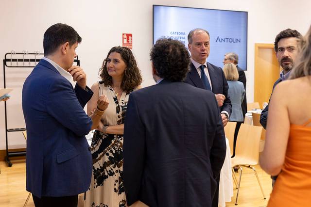 Un grupo de personas conversando en un evento social.