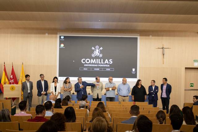 Un grupo de personas en un evento en la Universidad Pontificia Comillas.