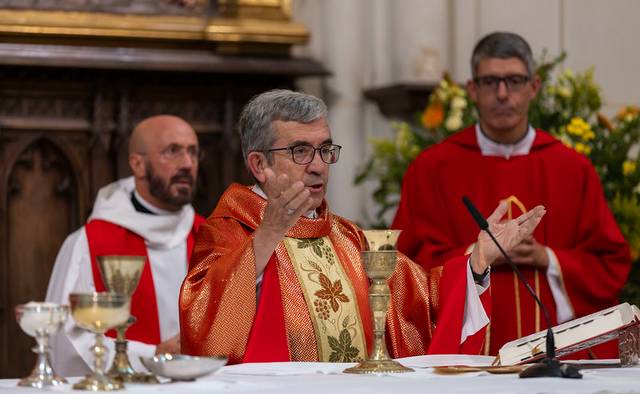 Un grupo de sacerdotes durante una ceremonia religiosa en el altar de una iglesia.