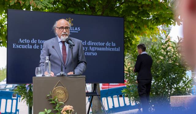 Un hombre habla en un acto de presentación en el que se nombra al director de la Escuela de Ingeniería y Agroambiental.