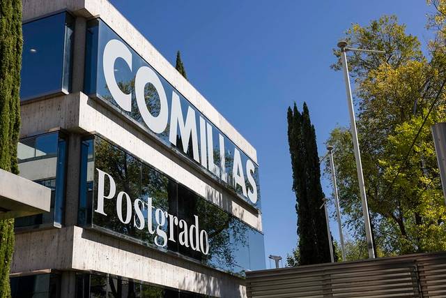Edificio moderno con el nombre 'Comillas' y la palabra 'Postgrado' en gran tamaño en la fachada.