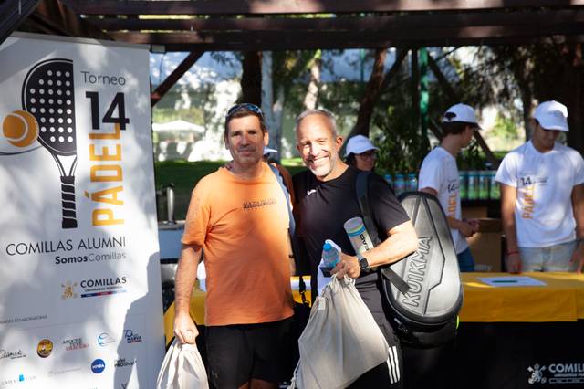 Dos hombres sonrientes posan juntos en un torneo de pádel.