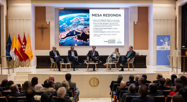 Una mesa redonda con varios ponentes discutiendo temas sobre sostenibilidad en un auditorio.