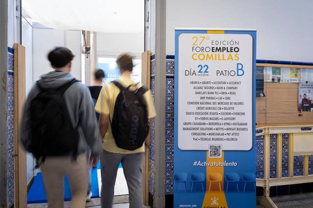 Imagen que muestra la entrada a la 27ª edición del Foro Empleo Comillas, con un cartel informativo sobre el evento.