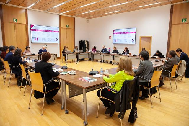 Reunión de un grupo de personas en una sala de conferencias.