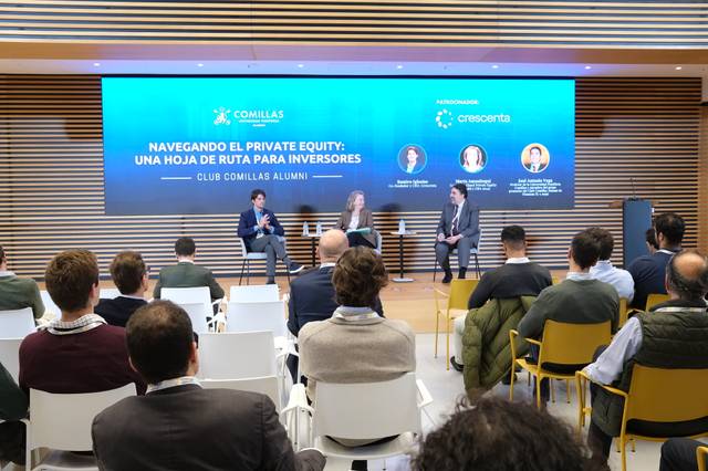 Un panel de discusión sobre private equity con varios ponentes frente a una audiencia en un evento de la Universidad Comillas.