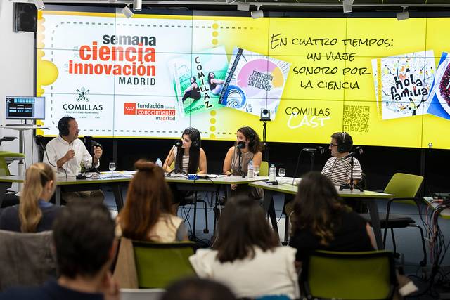 Un panel de discusión sobre ciencia e innovación con varios ponentes en un entorno académico.
