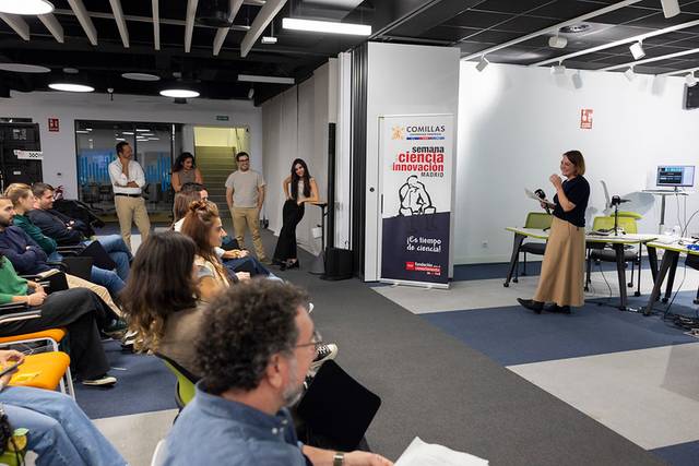 Una presentación durante un evento sobre ciencia e innovación en un auditorio con un público atento.