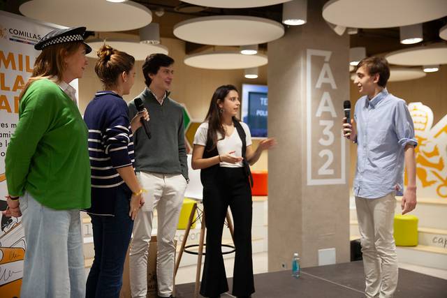 Cuatro personas participan en una presentación en un evento académico.