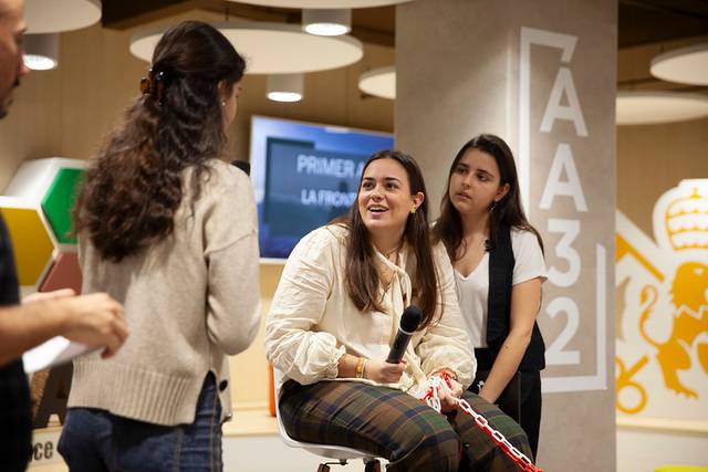 Grupo de jóvenes participando en una actividad comunicativa en un ambiente educativo.