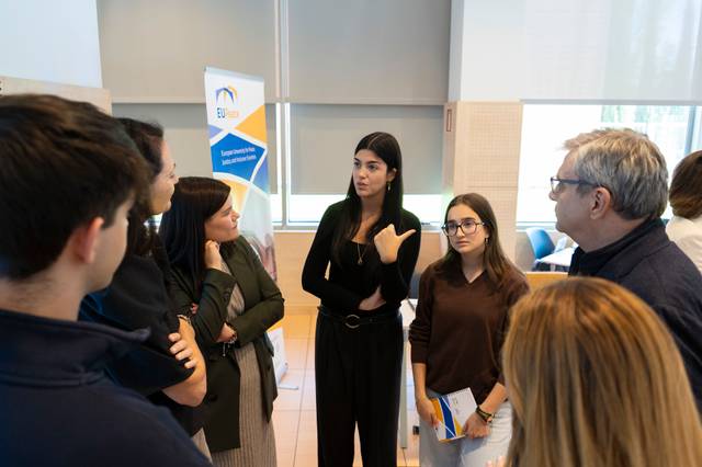 Un grupo de personas discutiendo en un ambiente profesional.