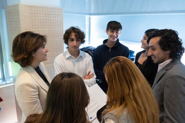 Un grupo de personas conversando en un ambiente luminoso y moderno.