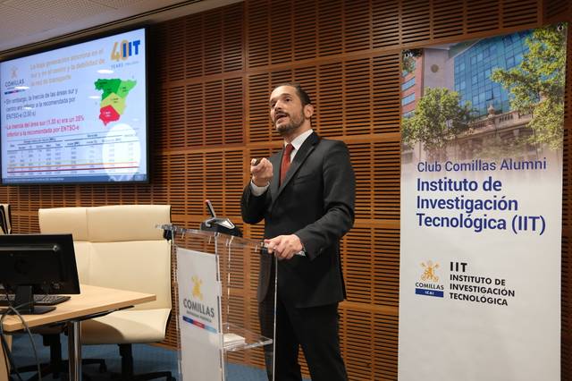 Un ponente presenta un tema en un evento del Instituto de Investigación Tecnológica en un auditorio.