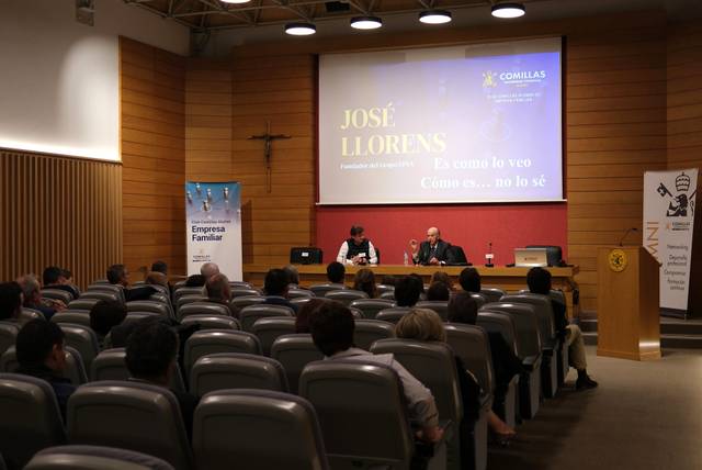 Evento en una sala con una conferencia de José Llorens.